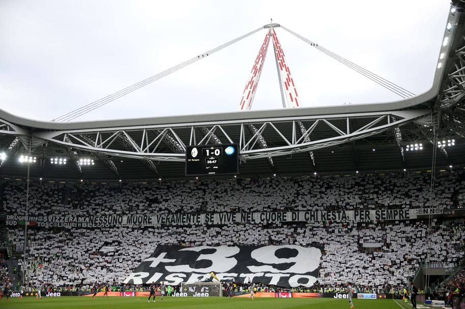 Al 39&#39; del primo tempo di Juve-Napoli, lo Stadium tira fuori lo striscione in onore dai caduti dell&#39;Heysel: +39, rispetto. Afp